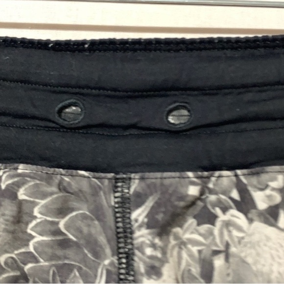 lululemon athletica Hotty Hot Low-Rise Veiled Floral Multicolor Athletic Shorts - Picture 3 of 5
